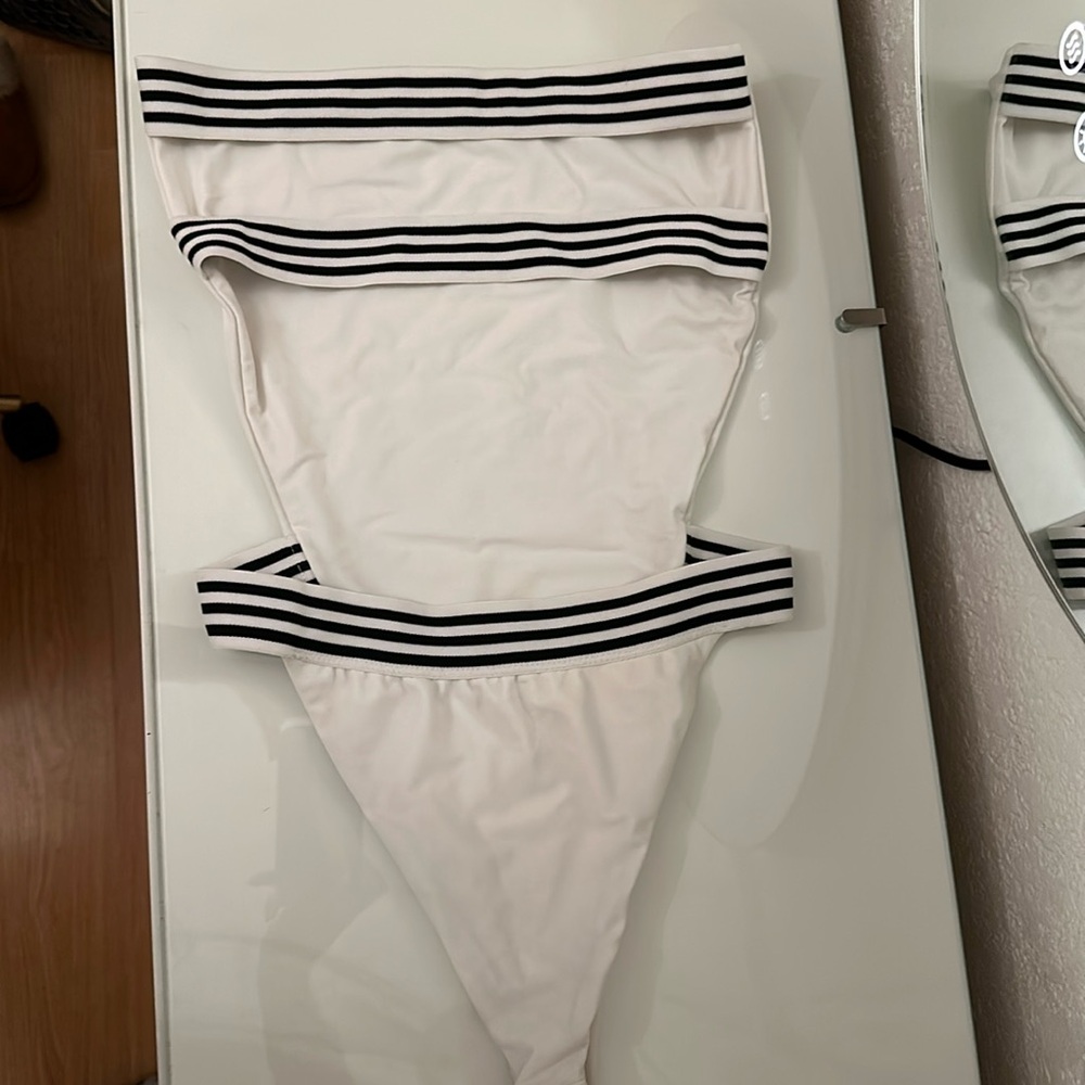 Kai Lani one piece - Picture 5 of 5